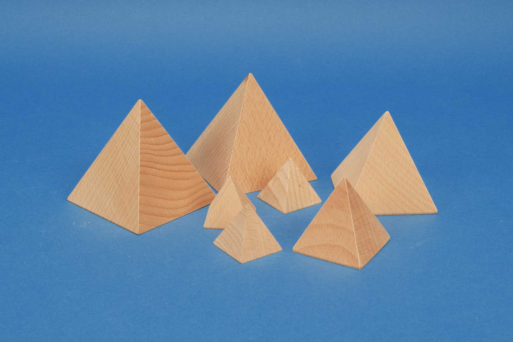 Pyramiden aus Buchenholz